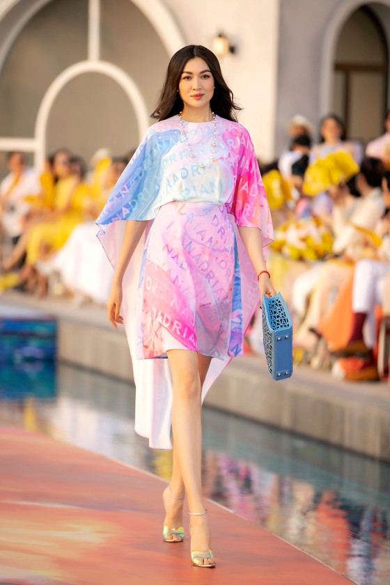Dàn hoa hậu, á hậu bay bổng trong bộ sưu tập 'Daydreamer' tại Fashion Voyage ảnh 8