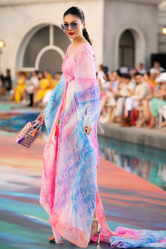 Dàn hoa hậu, á hậu bay bổng trong bộ sưu tập 'Daydreamer' tại Fashion Voyage ảnh 4