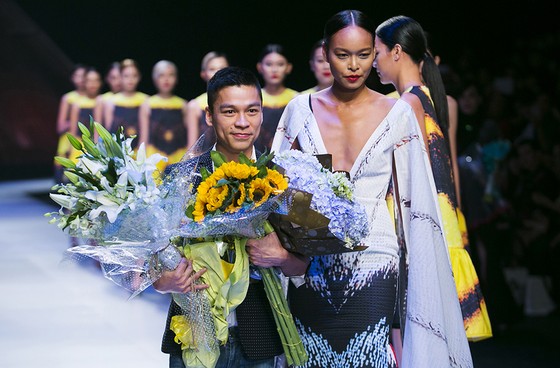 NTK ​Adrian Anh Tuấn sẽ mở màn Tuần lễ thời trang Quốc tế Việt Nam Xuân - Hè 2021 ảnh 3