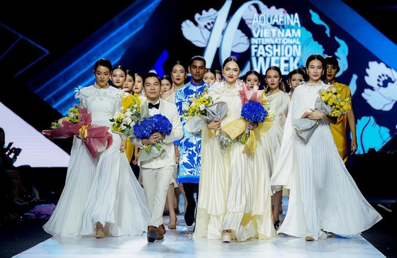 NTK ​Adrian Anh Tuấn sẽ mở màn Tuần lễ thời trang Quốc tế Việt Nam Xuân - Hè 2021 ảnh 1