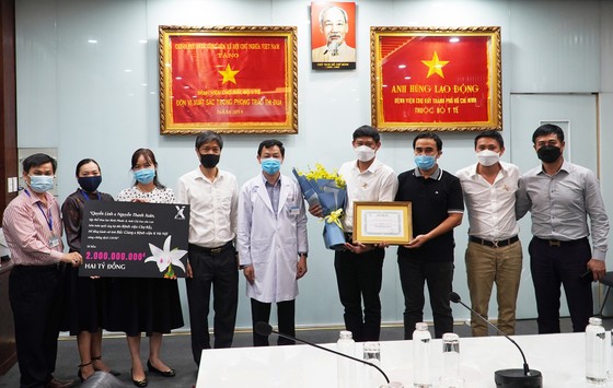 Nghệ sĩ Quyền Linh và những người yêu lan ủng hộ 2 tỷ đồng chống dịch ảnh 1