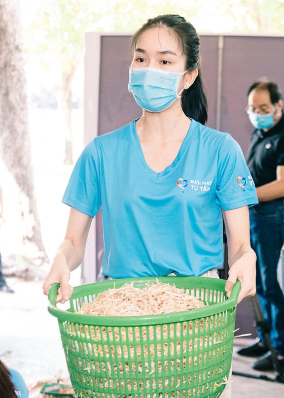 Hoa hậu Tiểu Vy, Kiều Loan, Phương Anh, Ngọc Thảo nấu 15.000 suất ăn cho bà con nghèo  ảnh 9