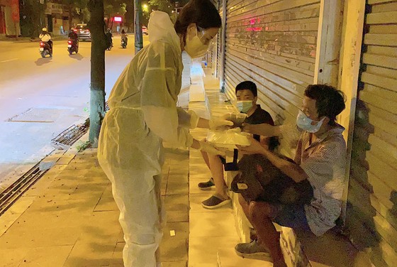 Đỗ Mỹ Linh, Lương Thùy Linh, Đỗ Hà tham gia chiến dịch 'Triệu bữa cơm - Hà Nội nghĩa tình' ảnh 4