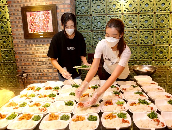 Đỗ Mỹ Linh, Lương Thùy Linh, Đỗ Hà tham gia chiến dịch 'Triệu bữa cơm - Hà Nội nghĩa tình' ảnh 2