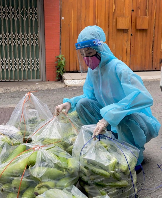 Hoa Hậu Hoàn Vũ Việt Nam hỗ trợ người dân với 'Chuyến xe thực phẩm 0 đồng'  ảnh 3
