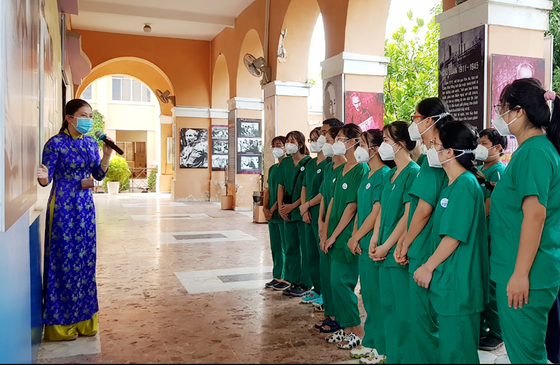 Đoàn y bác sĩ BV Bạch Mai, Trường CĐ Y tế Bạch Mai tham quan Bảo tàng Hồ Chí Minh - Chi nhánh TPHCM ảnh 4