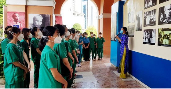 Đoàn y bác sĩ BV Bạch Mai, Trường CĐ Y tế Bạch Mai tham quan Bảo tàng Hồ Chí Minh - Chi nhánh TPHCM ảnh 3