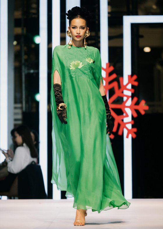 Ấn tượng các thiết kế tại Lễ hội Thời trang Quốc tế Việt Nam 2021 ảnh 17
