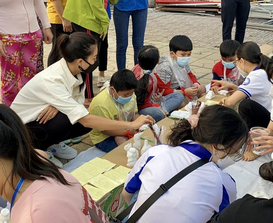 NSND​ Kim Xuân, Hồng Ánh, Kim Duyên đồng hành chăm lo cho trẻ bị ảnh hưởng bởi HIV/AIDS ảnh 1