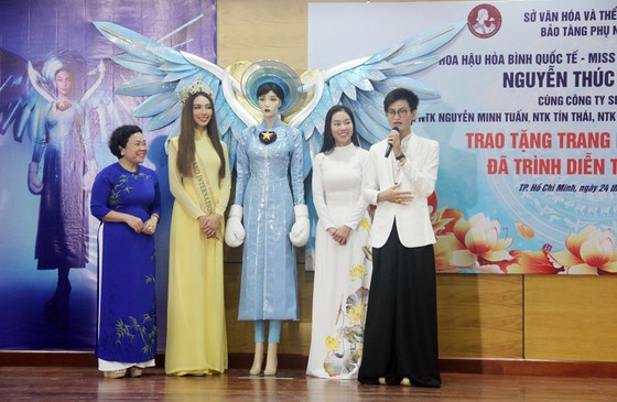 Hoa hậu Hòa bình Quốc tế 2021 trao tặng trang phục đặc biệt đến Bảo tàng Phụ nữ Nam Bộ ảnh 2