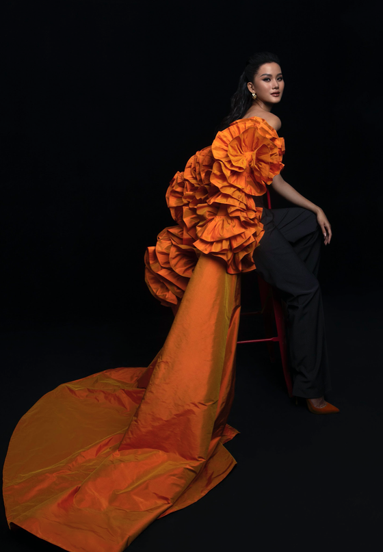 NTK Trần Hùng mang tảo biển, nhựa sinh học vào BST thứ 8 ở London Fashion Week 2022  ảnh 7