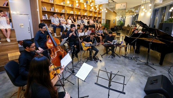 Nghệ sĩ dương cầm Vũ Đặng Quốc Việt ghép những 'mảnh tình' trong album Hoàng hôn từng ngón tay đan ảnh 4
