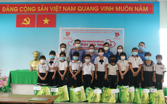 “Lớp học yêu thương” đến với 289 thiếu nhi có hoàn cảnh khó khăn ảnh 4