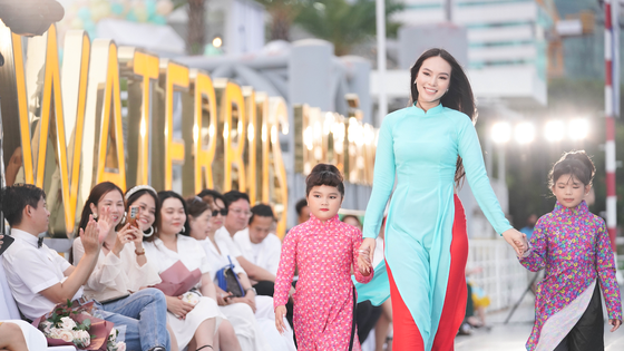 100 người mẫu trình diễn catwalk trên Bến Bạch Đằng