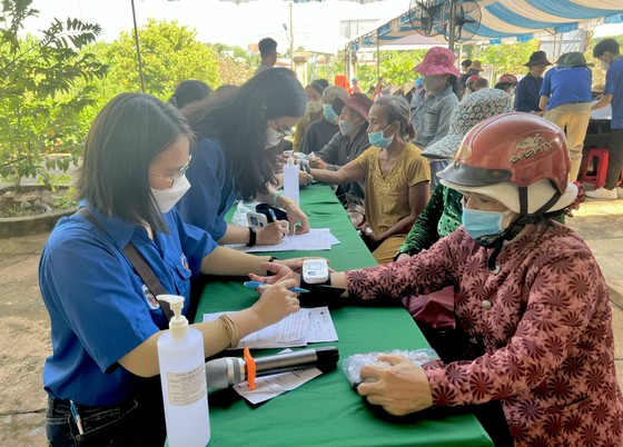 Khám bệnh, phát thuốc, trao tặng quà cho người dân, học sinh khó khăn vùng biên giới Bình Phước ảnh 3