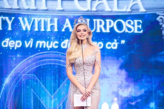 Nhận 7,6 tỷ đồng ​đấu giá từ thiện, Miss World Vietnam trao 50.000 USD ủng hộ quỹ từ thiện Miss World ảnh 9