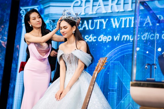 Nhận 7,6 tỷ đồng ​đấu giá từ thiện, Miss World Vietnam trao 50.000 USD ủng hộ quỹ từ thiện Miss World ảnh 2