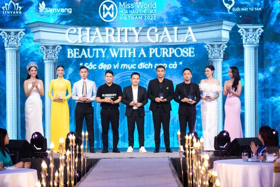 Nhận 7,6 tỷ đồng ​đấu giá từ thiện, Miss World Vietnam trao 50.000 USD ủng hộ quỹ từ thiện Miss World ảnh 7