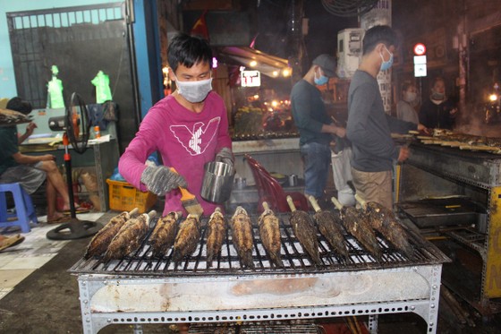 Sôi động phố bán cá lóc nướng ngày vía Thần Tài tại TPHCM ảnh 12