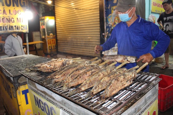 Sôi động phố bán cá lóc nướng ngày vía Thần Tài tại TPHCM ảnh 7