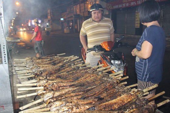 Sôi động phố bán cá lóc nướng ngày vía Thần Tài tại TPHCM ảnh 10