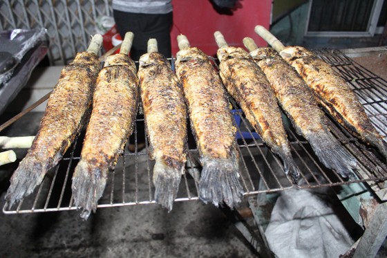 Sôi động phố bán cá lóc nướng ngày vía Thần Tài tại TPHCM ảnh 4