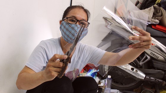 Chế tác mặt nạ ngăn giọt bắn dành tặng bác sĩ ảnh 4