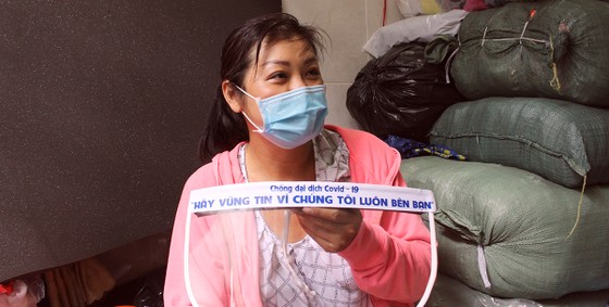 Chế tác mặt nạ ngăn giọt bắn dành tặng bác sĩ ảnh 9