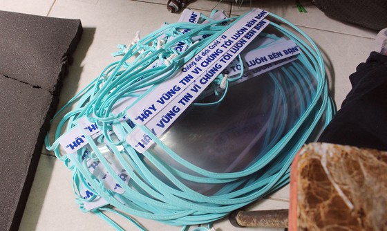 Chế tác mặt nạ ngăn giọt bắn dành tặng bác sĩ ảnh 8