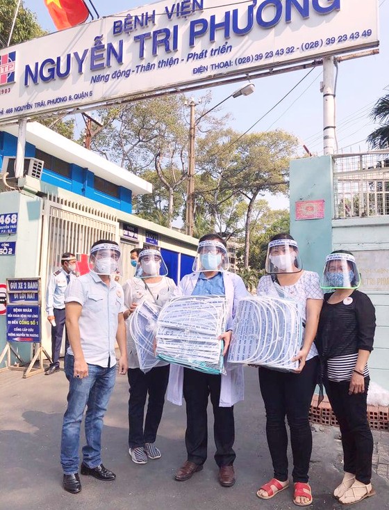 Chế tác mặt nạ ngăn giọt bắn dành tặng bác sĩ ảnh 10