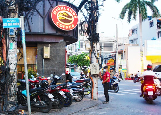Nhiều vỉa hè tại quận 3 bị lấn chiếm không còn chỗ cho người đi bộ ảnh 3