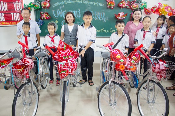 Báo SGGP tặng quà trung thu và xe đạp cho học sinh vùng sâu ở Long An ảnh 1