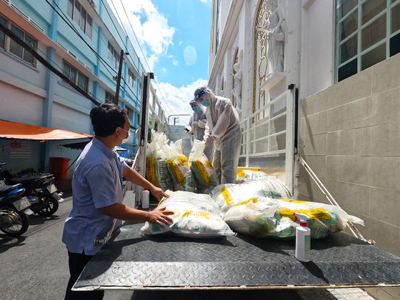 Chuyến xe gạo nghĩa tình của Báo SGGP tặng 4 tấn gạo đến người dân Thủ Đức, Bình Thạnh ảnh 5