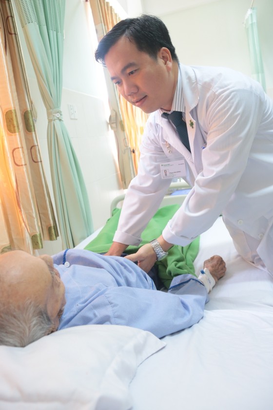 Đặt stent môn vị thành công cho cụ ông 102 tuổi ảnh 1