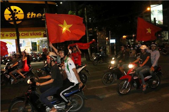 Cả nước vỡ òa trước kỳ tích của U23 Việt Nam ảnh 55