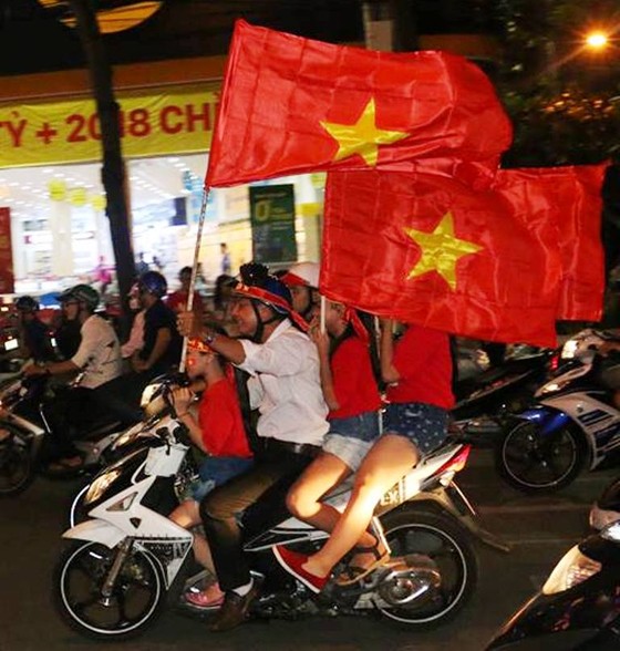 Cả nước vỡ òa trước kỳ tích của U23 Việt Nam ảnh 54