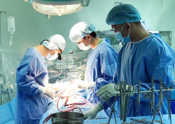 Bệnh viện Chợ Rẫy chuyển giao kỹ thuật phẫu thuật tim nâng cao cho Bệnh viện đa khoa Trung ương Cần Thơ ảnh 2