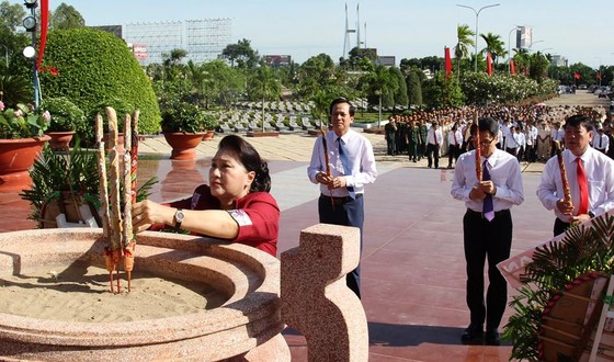 Chủ tịch Quốc hội Nguyễn Thị Kim Ngân dự lễ trao bằng Tổ quốc ghi công  ảnh 2