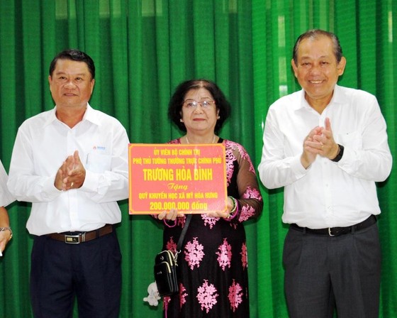 Phó Thủ tướng Trương Hòa Bình trao 200 triệu đồng tặng Quỹ Khuyến học quê hương Bác Tôn ảnh 1