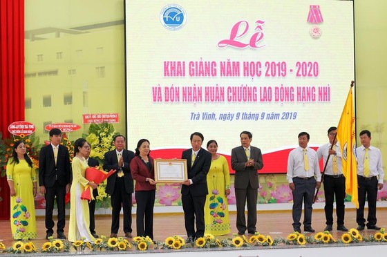 Trường ĐH Trà Vinh nhận Huân chương Lao động hạng Nhì ảnh 1