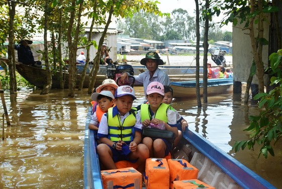 An Giang đảm bảo an toàn cho học sinh vùng lũ đến trường ảnh 1