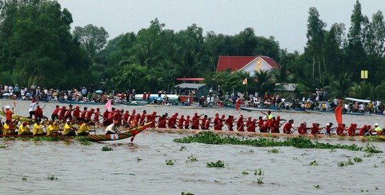 Hàng trăm ngàn người dự Ngày hội văn hóa đồng bào Khmer ở Kiên Giang  ảnh 1