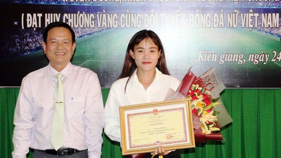 Tỉnh Kiên Giang tặng bằng khen cho cầu thủ Chương Thị Kiều