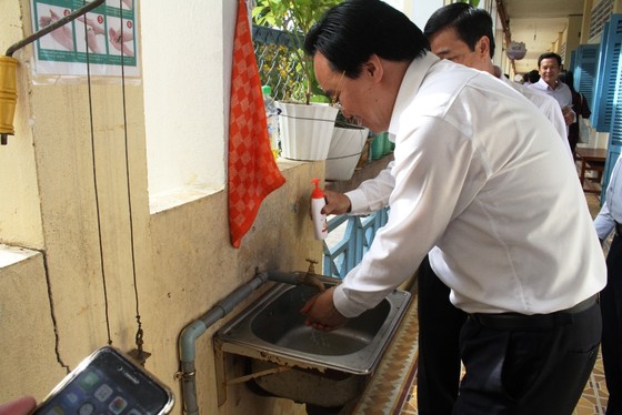 Bộ trưởng Phùng Xuân Nhạ kiểm tra công tác phòng chống dịch ở Đồng Tháp ảnh 2