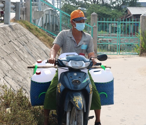 Hơn 22.554 hộ ở Tiền Giang được cấp nước ngọt cứu vườn cây ảnh 1