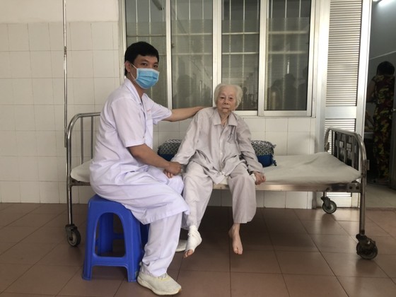 Phẫu thuật thay khớp háng thành công cho cụ bà 103 tuổi ảnh 1