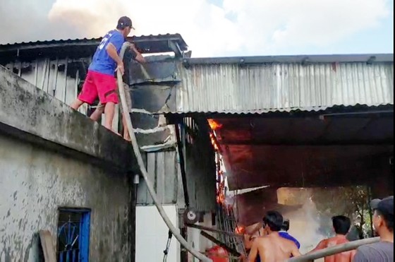 Cháy nhà kho nước mắm cá linh, thiệt hại hơn 500 triệu đồng ảnh 2