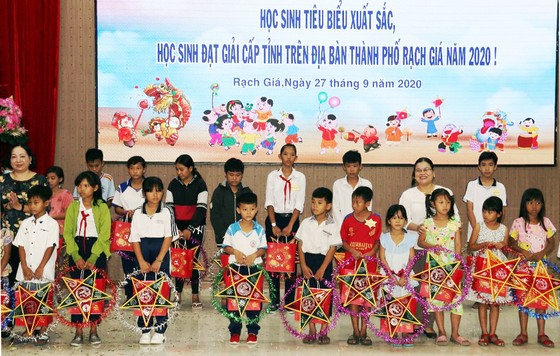 Tặng quà Trung thu cho học sinh nghèo vượt khó học giỏi ở Kiên Giang ảnh 1