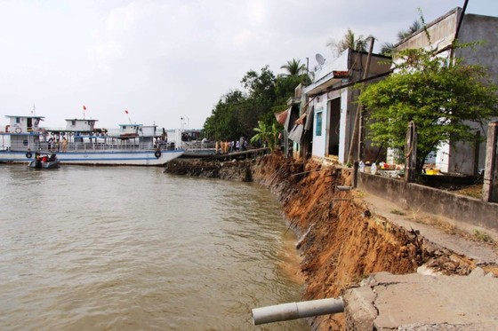 6 căn nhà ở Vĩnh Long bị sạt lở xuống sông Hậu vào mùng 3 Tết ảnh 1