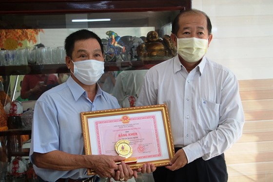 Khen thưởng người báo tin Covid-19 ở khu vực biên giới tỉnh Đồng Tháp ảnh 1